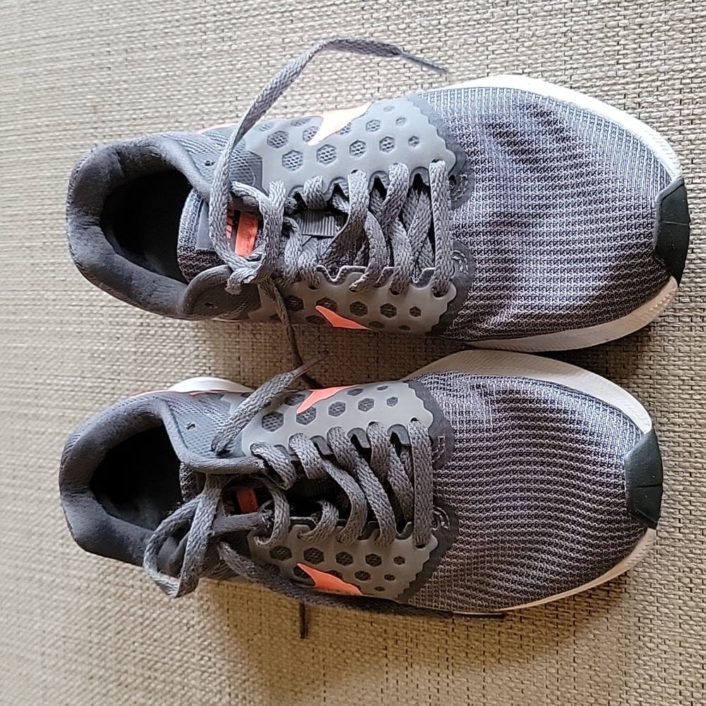 Nike Downsifter 7 Gray W/Peach Swoosh Running Sneakers - Size 6